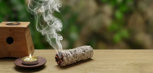 atado-salvia-blanca-limpieza-energetica-espacios.jpg Humo sagrado de un atado de Salvia Blanca, utilizado ancestralmente para purificar el aura y limpiar los espacios.