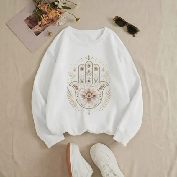 Persona usando el Buso Ancestral en meditación, una prenda de poder diseñada para el frío ceremonial y el chamanismo urbano.