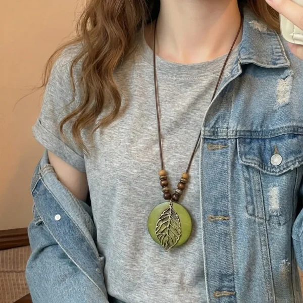 collar-hoja-del-bosque-esencia-natural.jpg Collar Hoja del Bosque 'Esencia Natural' de El Camino del Jaguar, amuleto botánico para la conexión con la naturaleza.