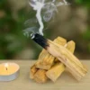humo-palo-santo-para-armonizar-espacios.jpg Trozos de Palo Santo Sagrado 'La Madera de la Dulzura' de El Camino del Jaguar, ideal para atraer la armonía.