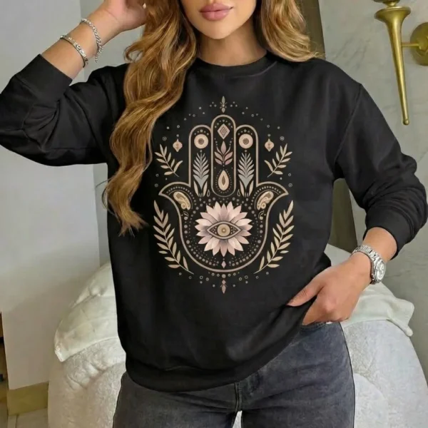 Persona usando el Buso Ancestral en meditación, una prenda de poder diseñada para el frío ceremonial y el chamanismo urbano.