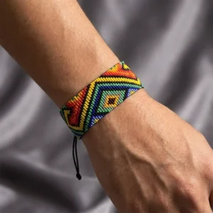 Manillas Ancestrales de Mostacilla 'El Tejido del Pensamiento' de El Camino del Jaguar, amuletos de arte indígena.