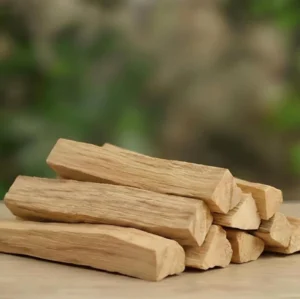 Trozos de Palo Santo Sagrado 'La Madera de la Dulzura' de El Camino del Jaguar, ideal para atraer la armonía