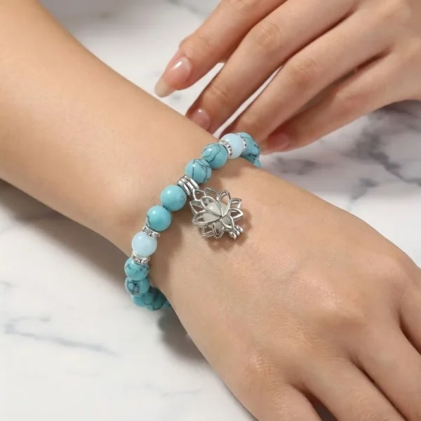 pulsera-loto-brillante-guia-oscuridad.jpg Pulsera Loto Brillante 'La Guía en la Oscuridad' de El Camino del Jaguar, amuleto espiritual para la resiliencia