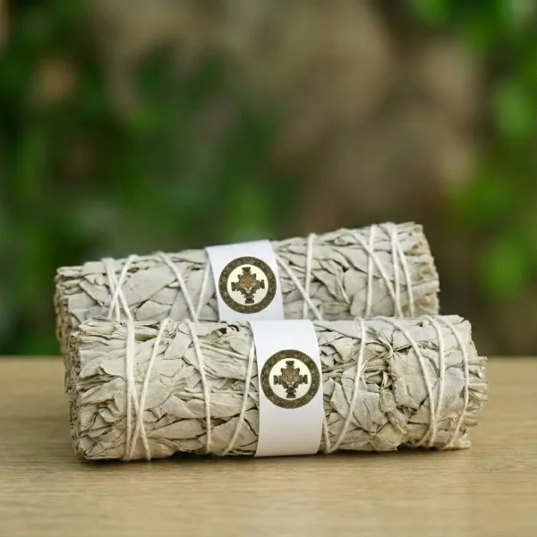 sahumerio-salvia-blanca-purificacion-ancestral.jpg Atado de Sahumerio Salvia Blanca 'La Purificación Ancestral' de El Camino del Jaguar, ideal para la limpieza energética.